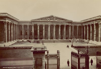 Vista frontale del British Museum da English Photographer